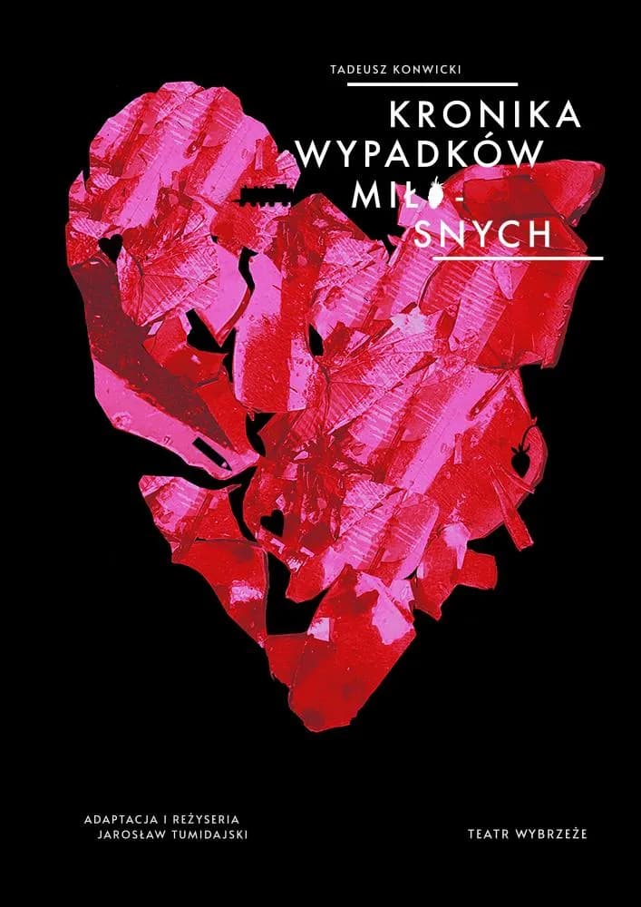 Plakat do spektaklu. Poszarpane czerwono-różowe serce na czarnym tle. U góry tytuł spektaklu białą czcionką, drukiem.